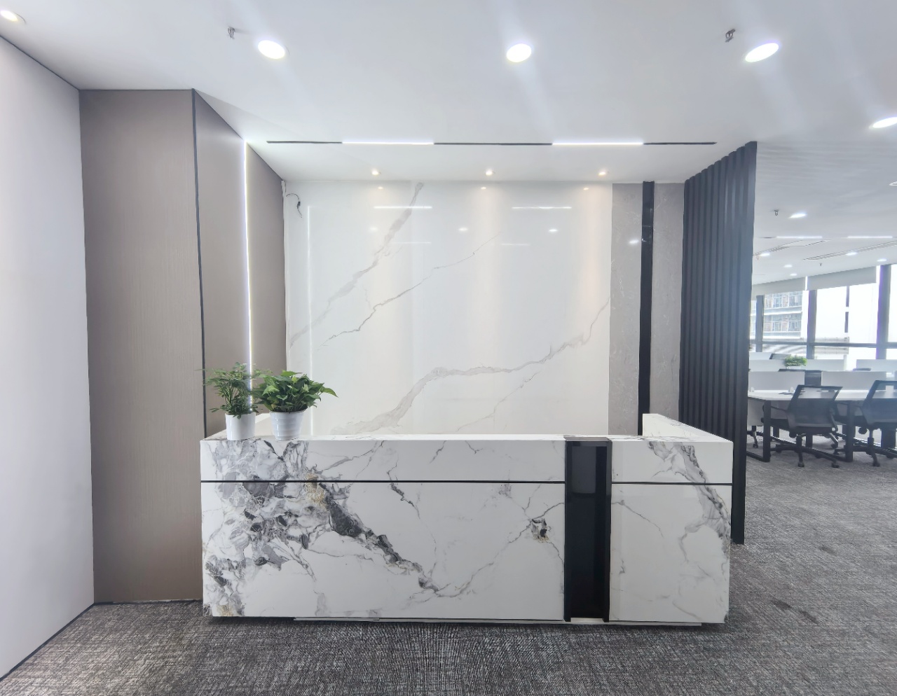 攀成钢东大路地铁口 套租双面采光 5隔间30工位 24小时空调 报价含物业费 蔚然中心办公室出租