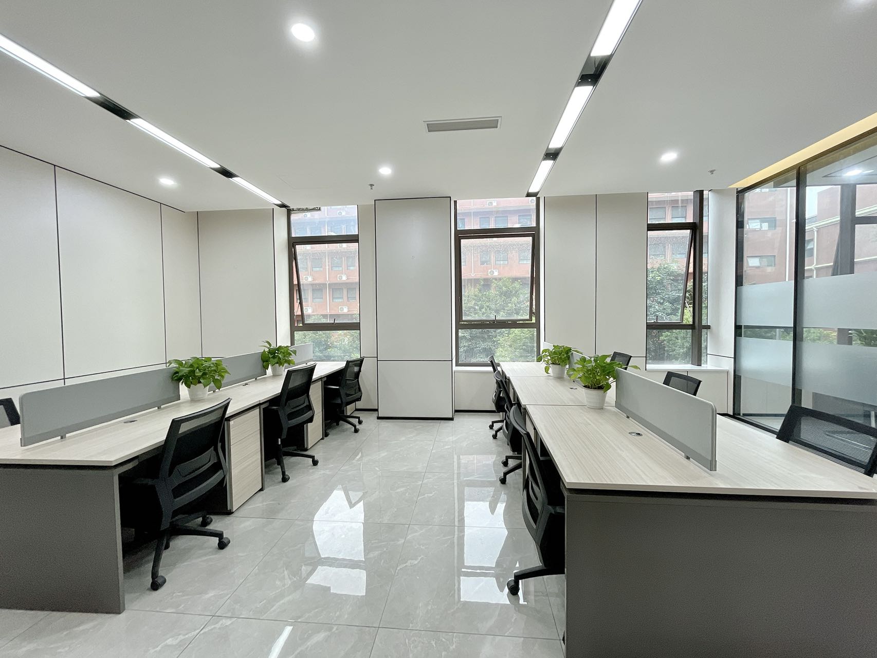 簇桥地铁口武侯区科创中心155平精装办公室3隔间12工位整体园区艺术风格