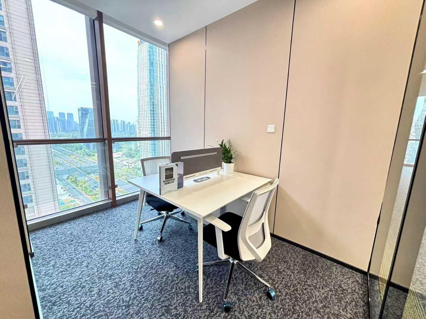 高新区世纪城地铁口甲级楼盘 391平方 5隔间50工位 双面采光 视野采光非常巴适 天祥广场办公室出租