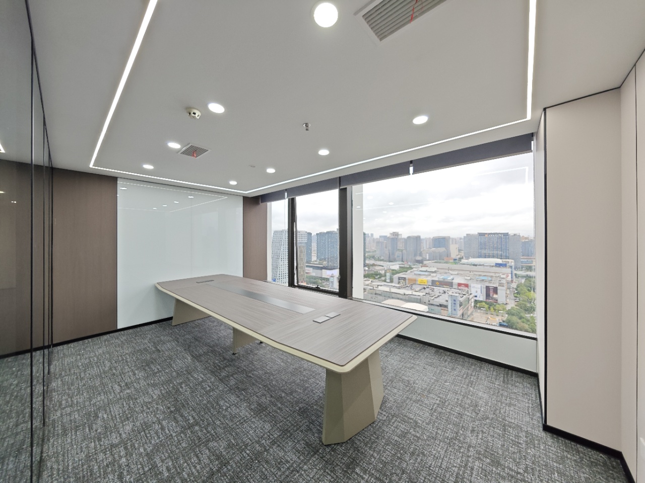 火车南站附近 电梯口精装拎包入住户型 396平 6隔间37工位 大老板间 安格斯国际办公室出租