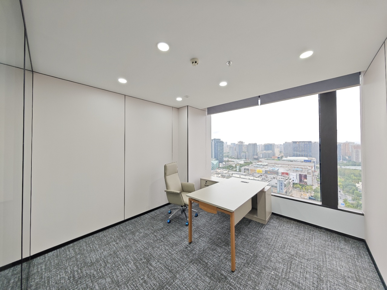 火车南站附近 电梯口精装拎包入住户型 396平 6隔间37工位 大老板间 安格斯国际办公室出租