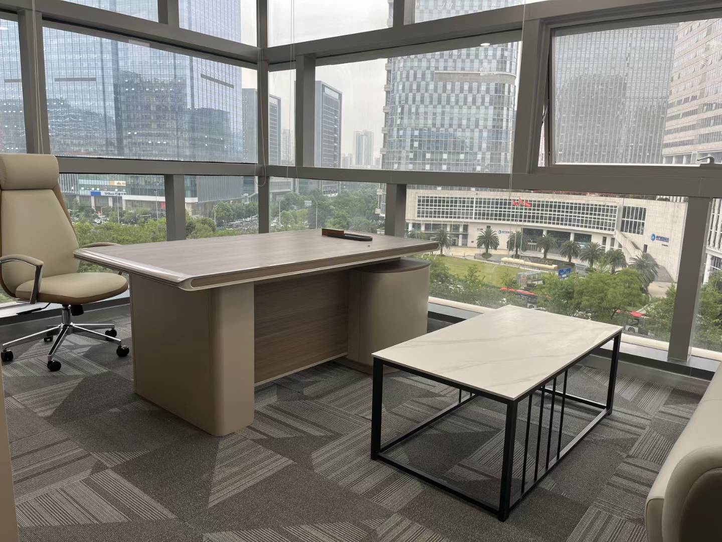 四街阿里巴巴办公楼出租 305平 4隔间45-50工位 24小时空调 大小面积均有 价格可谈