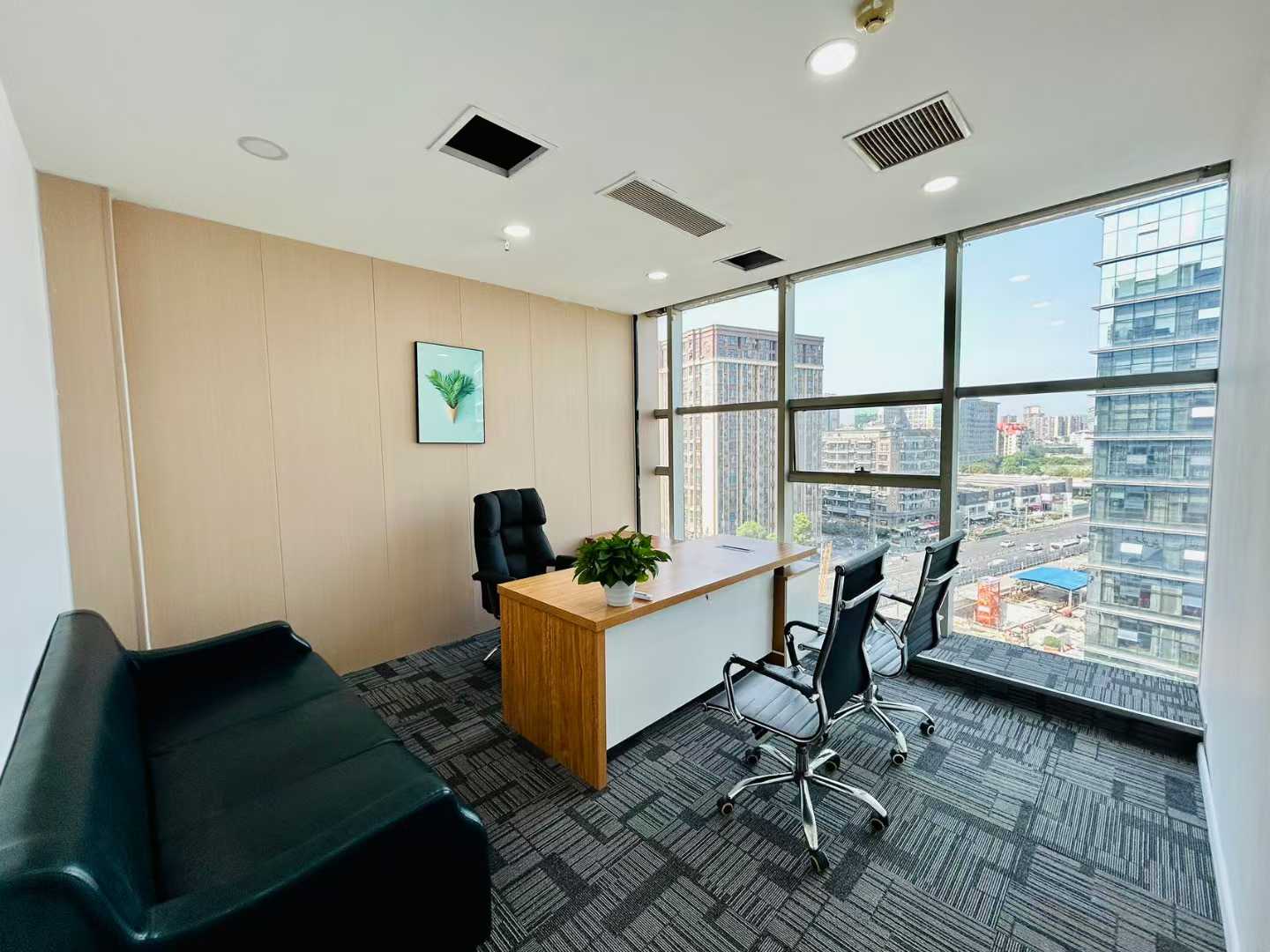 红牌楼版块精装户型 177平方 4隔间18工位 双面采光 落地大窗户 带家具 红牌楼广场办公室出租