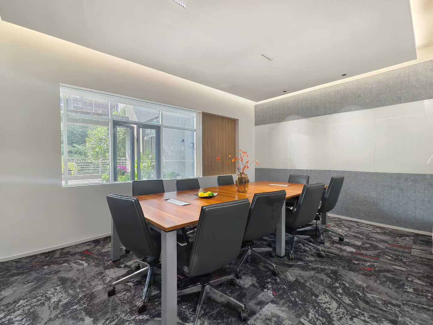 高新区园区办公户型 服务面积348平方 5隔间30工位 带家具 报价含物业费 大气前厅 软件园C区办公室出租