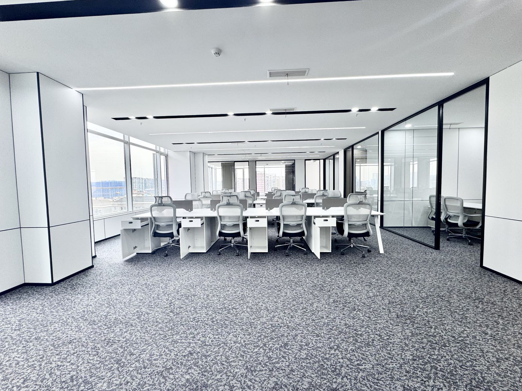 红牌楼新楼盘 电梯口双面采光户型 532平方 7隔间36工位 带大老板大会议室 24小时空调 鼎冠中心办公室出租