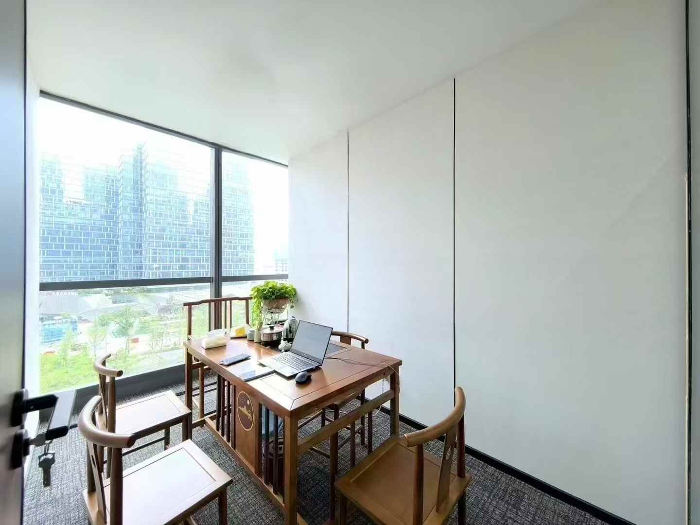 金融城看交子之环户型 316平 4隔间28工位 视野绝佳 双面采光 近地铁 老板间视野安逸 东方希望中心办公室出租