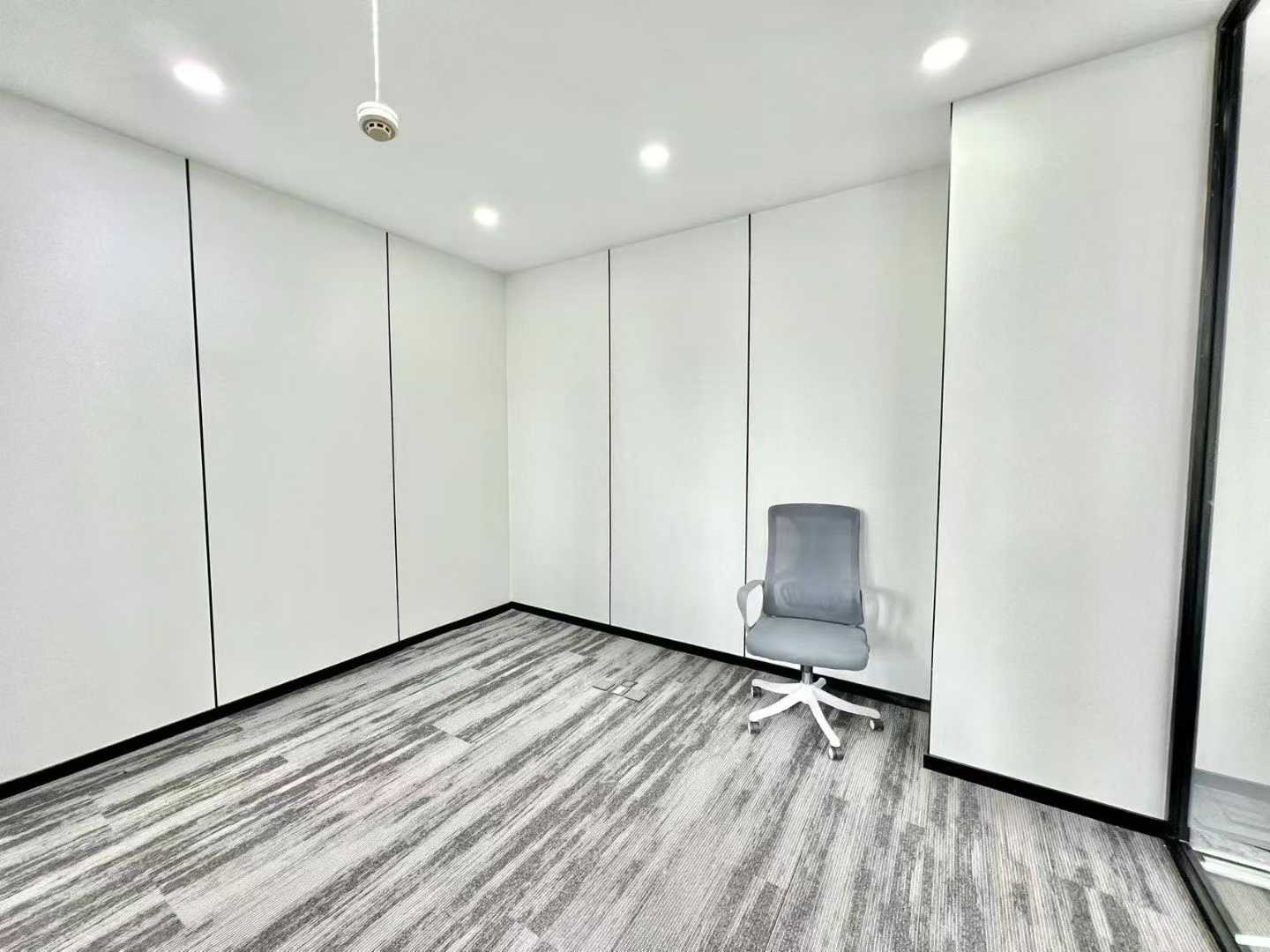 天府三街地铁口 按套出租 5隔间30工位 双面采光 超大老板间 朝南 24小时空调 新希望国际A座办公室出租