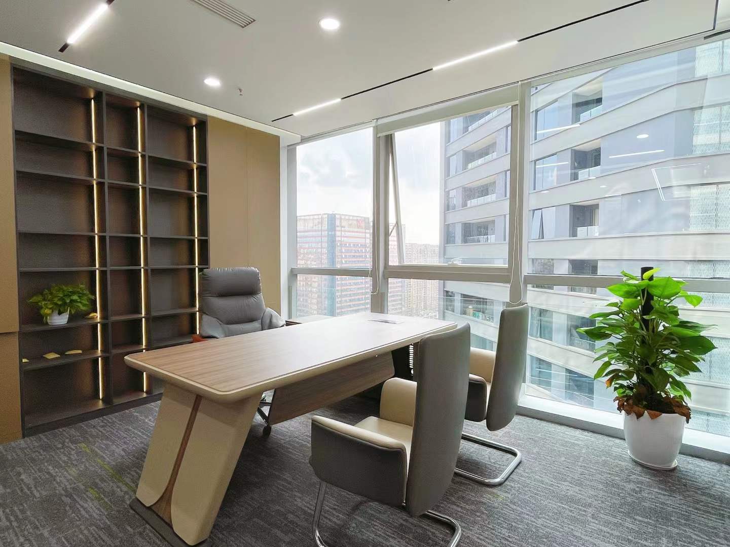 金融城誉峰国际M3电梯口小户型 3隔间16工位 24小时候空调 工作时间灵活 昭示性好 誉峰国际办公室出租