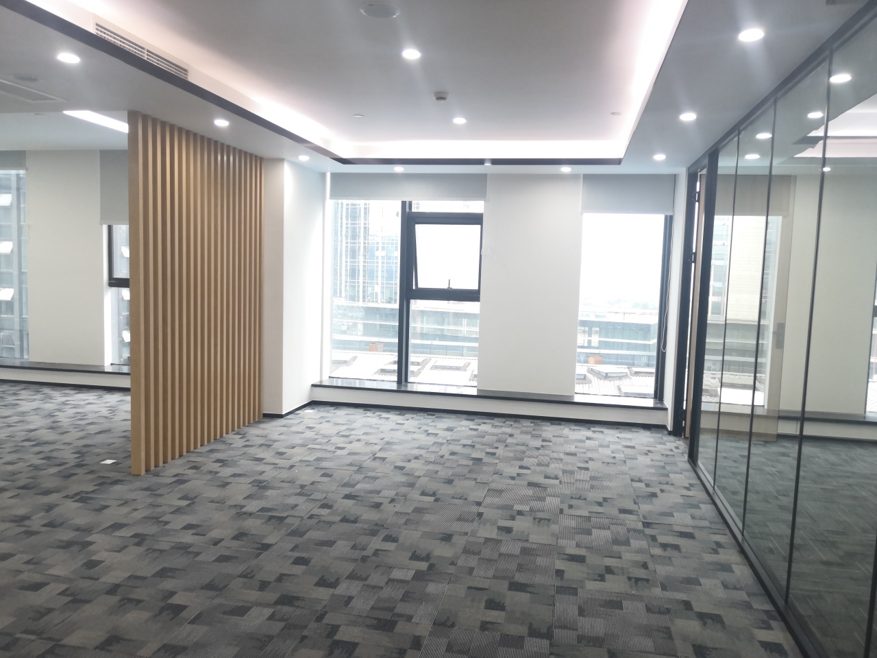 锦江区汇融广场538平精装办公室带家具出租 户型方正 大面积
