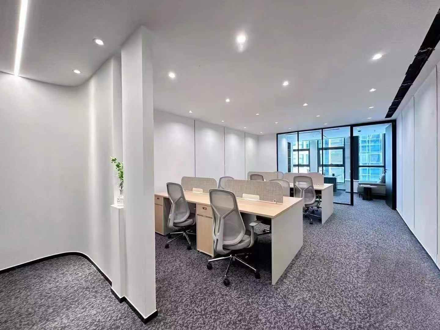 孵化园精选小面积 适合办事处 1隔间6工位 报价含物业费 可谈 精装带家具 中航交流中心办公室出租