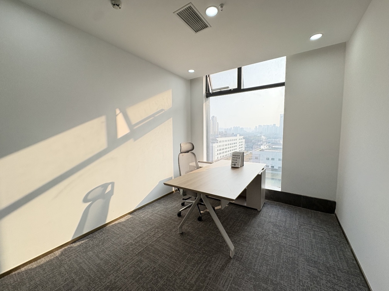 锦江区金石路附近 精装220平4隔间16工位 大小面积都有 物业含空调能耗 世纪广场办公室出租