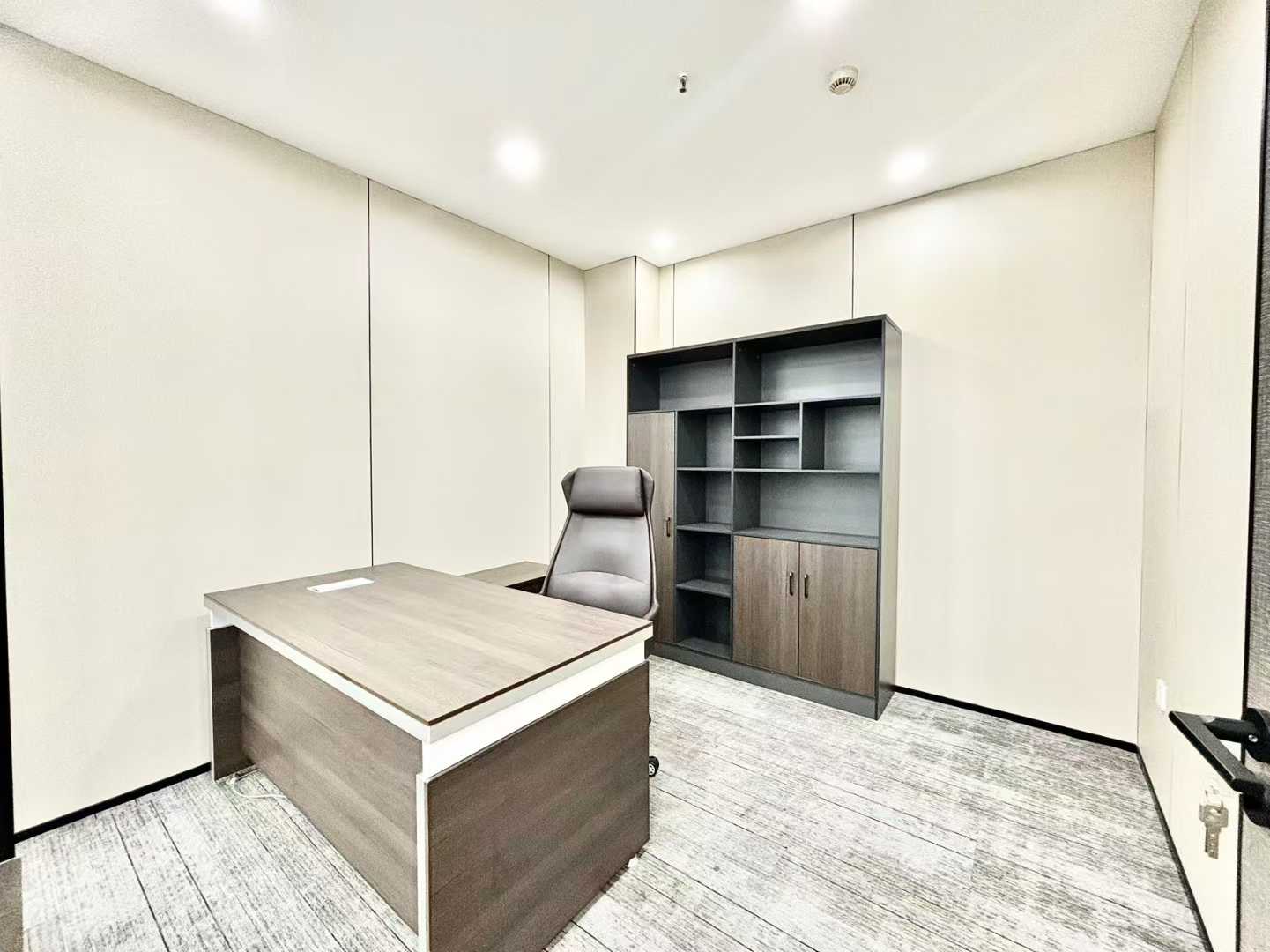 天府三街地铁口 24小时空调 210平 4隔间26工位 报价含物业费 含家具 新希望国际C座办公室出租