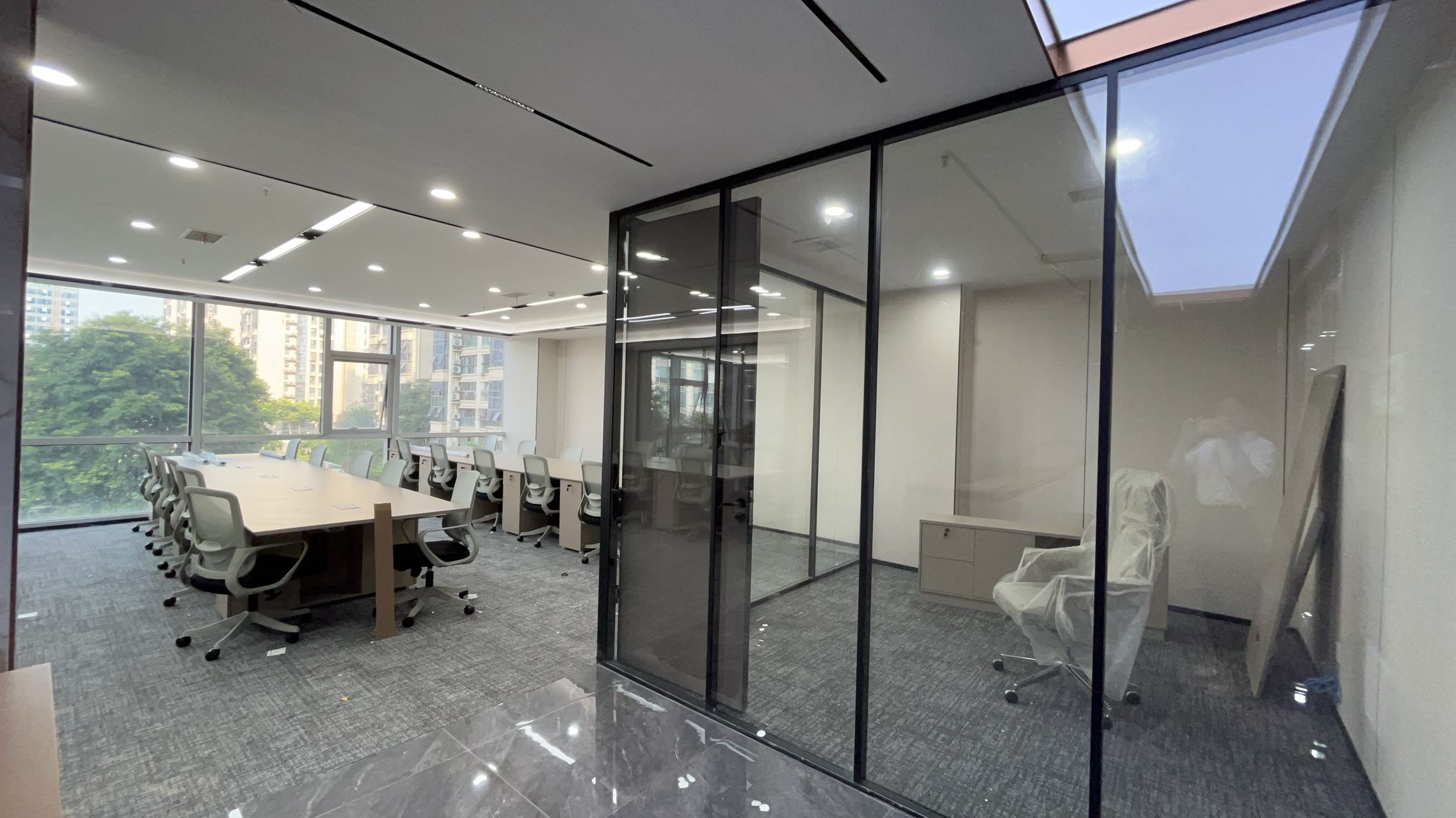 孵化园地铁口+电梯口户型 263平方 3隔间30工位 精装带家具 24小时恒温空调 嘉润国金中心办公室出租