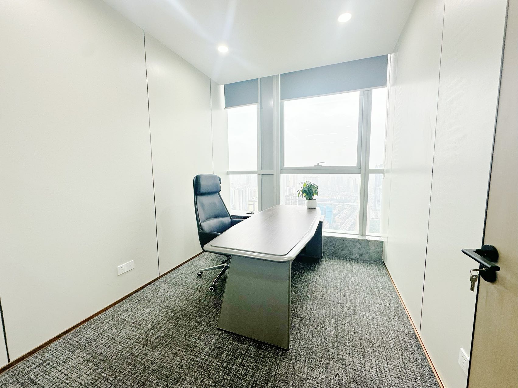 成华区东郊记忆地铁口 视野巴适 280平方 6隔间24工位 户型方正 无加时费 万科天荟办公室出租