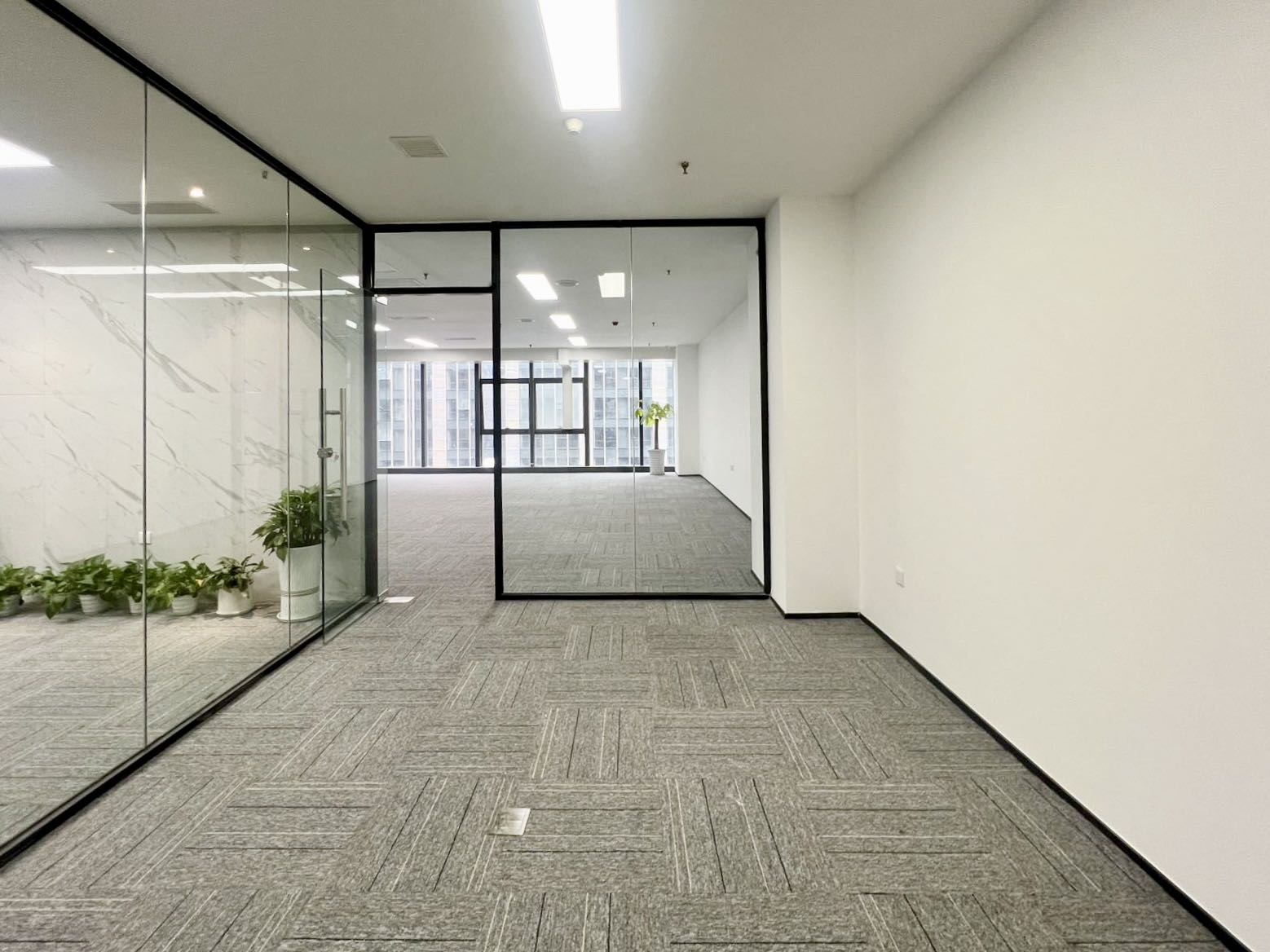 金融城甲写楼盘 电梯口 产权220平 3隔间24工位 隔间大 22%公摊小 创新时代广场办公室出租