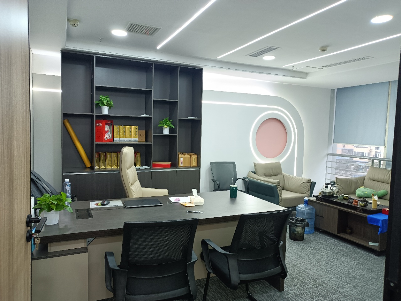 锦江区东门大桥地铁口 双面采光 168平 3隔间24人活着2隔间40工位 无加时费 东方广场办公室出租