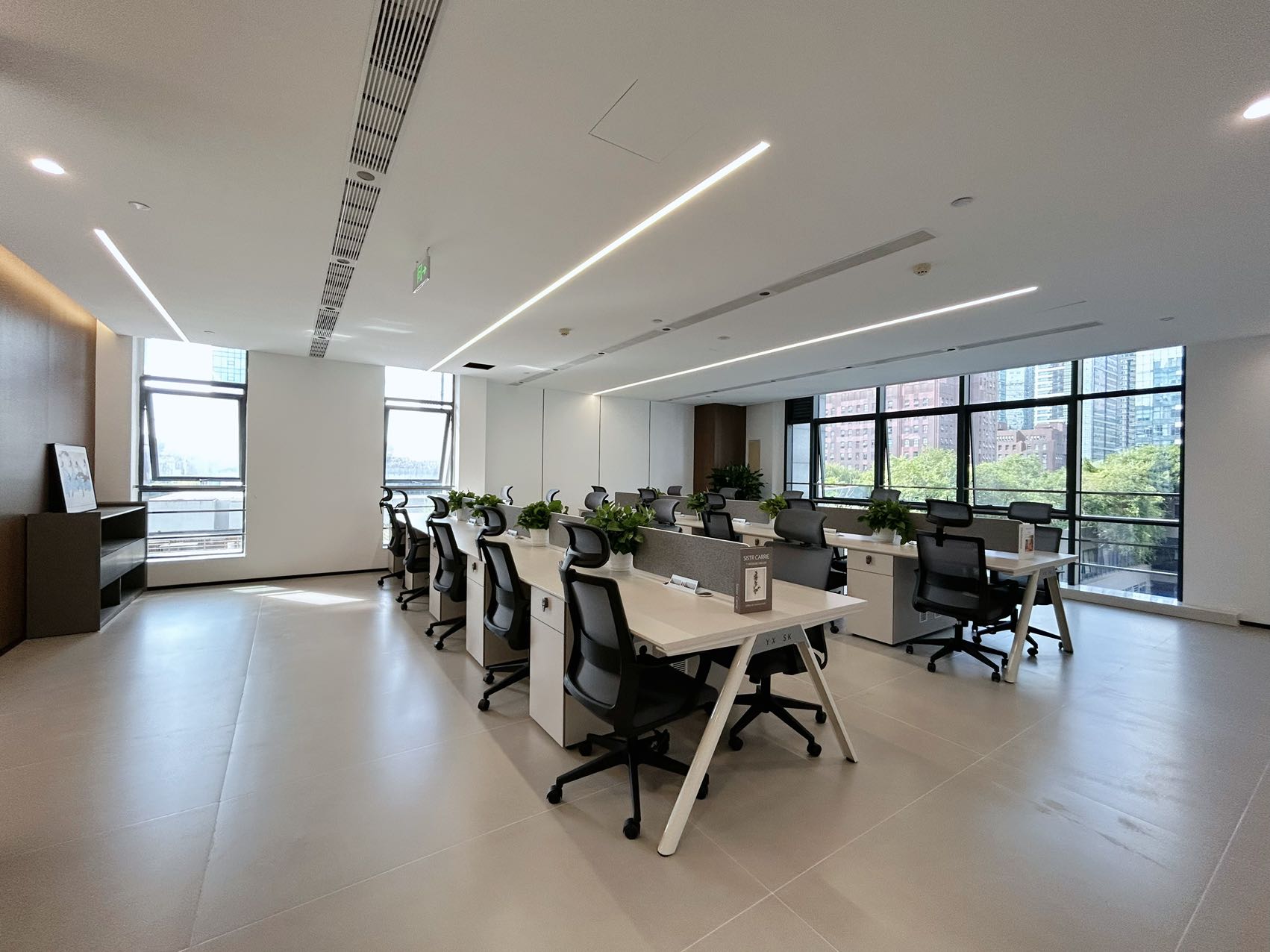 天府三街三面采光户型 5隔间25工位 带前台 动静分区 报价含物业费 高档家具配置 航兴国际办公室出租