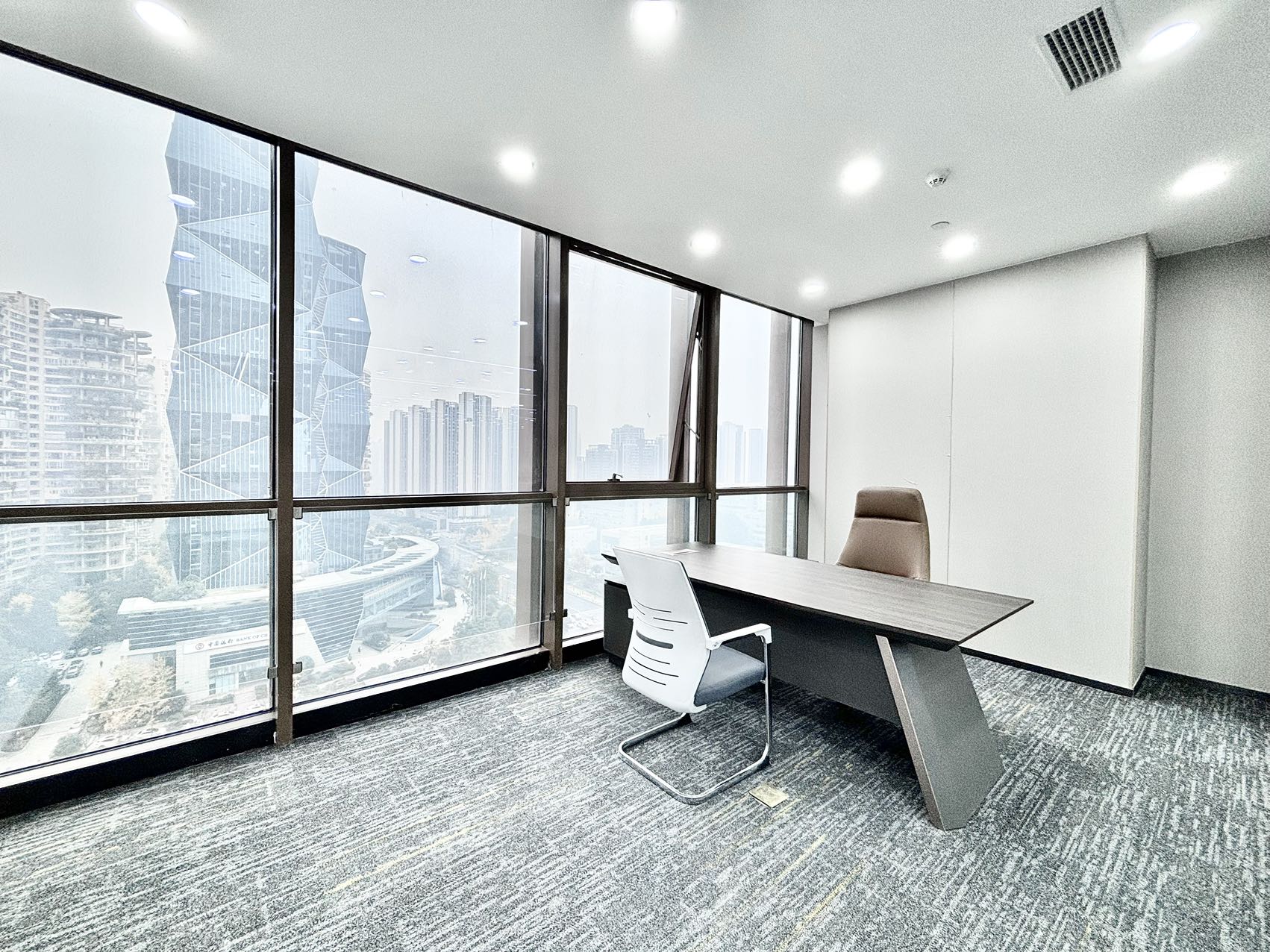 高新区核心地段世纪城地铁口 甲级楼宇 460平 7隔间50工位 电梯口双面采光 含物业费 东方希望天祥办公室出租