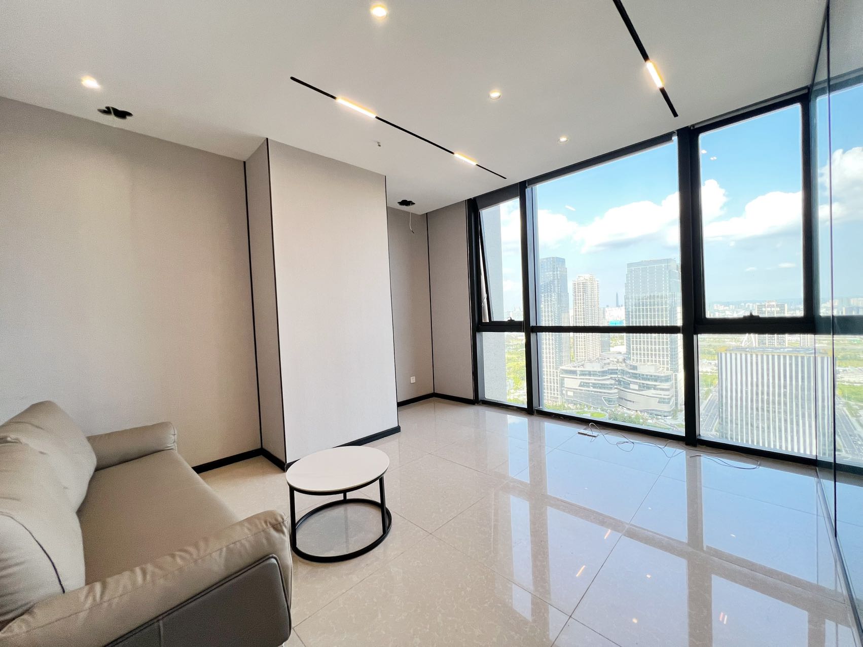 孵化园地铁口三四百米 甲级楼宇 192平方 3隔间24工位 噶区视野巴适 报价含税 阳光金融中心（楚峰国际）办公室出租