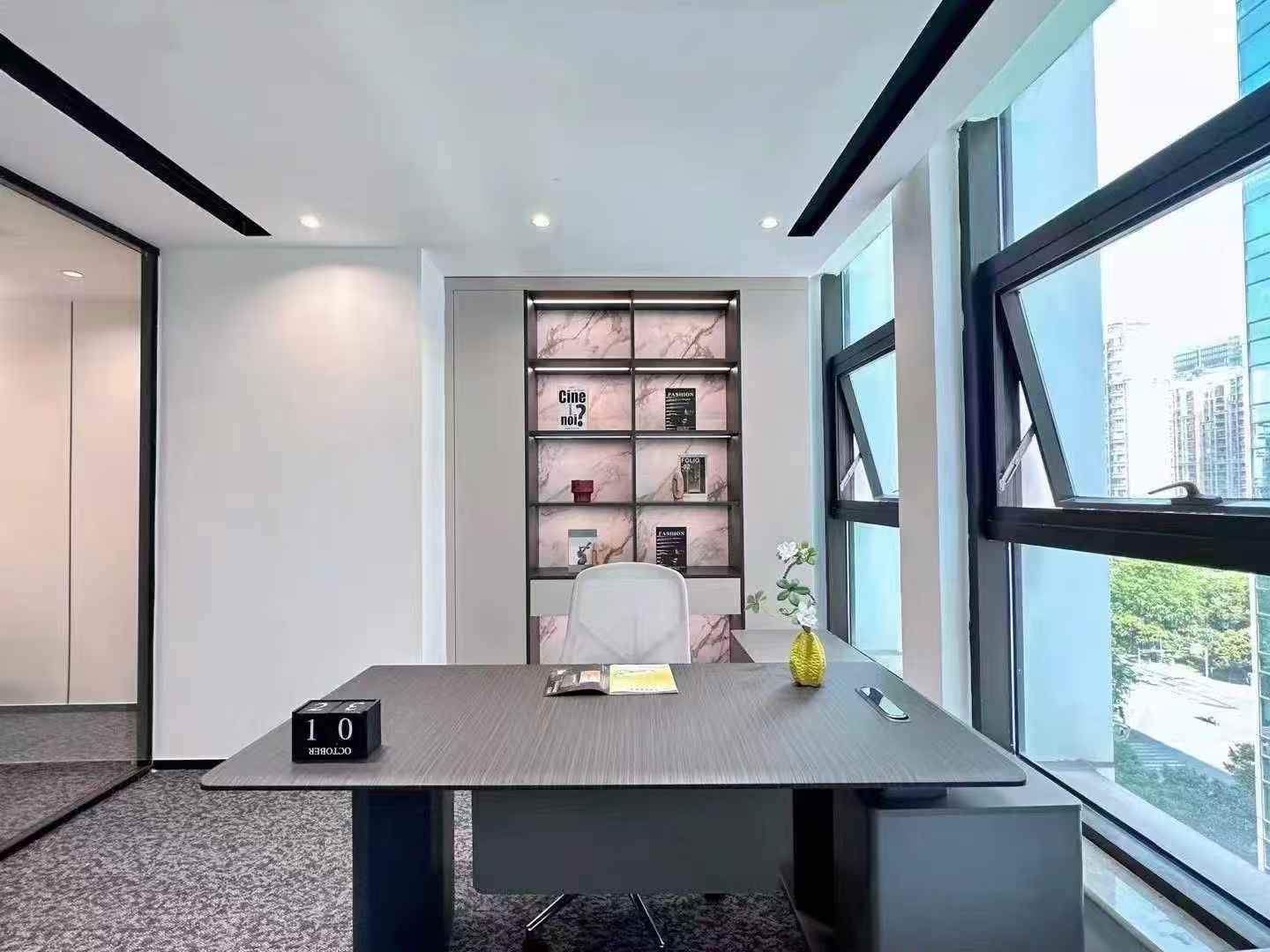 孵化园精选小面积 适合办事处 1隔间6工位 报价含物业费 可谈 精装带家具 中航交流中心办公室出租