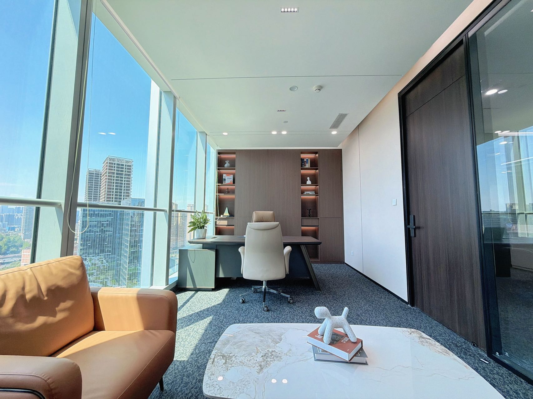 攀成钢超甲东北双面采光 视野非常巴适 338平 5隔间21工位 带家具 形象墙带电子显示 光环中心办公室出租