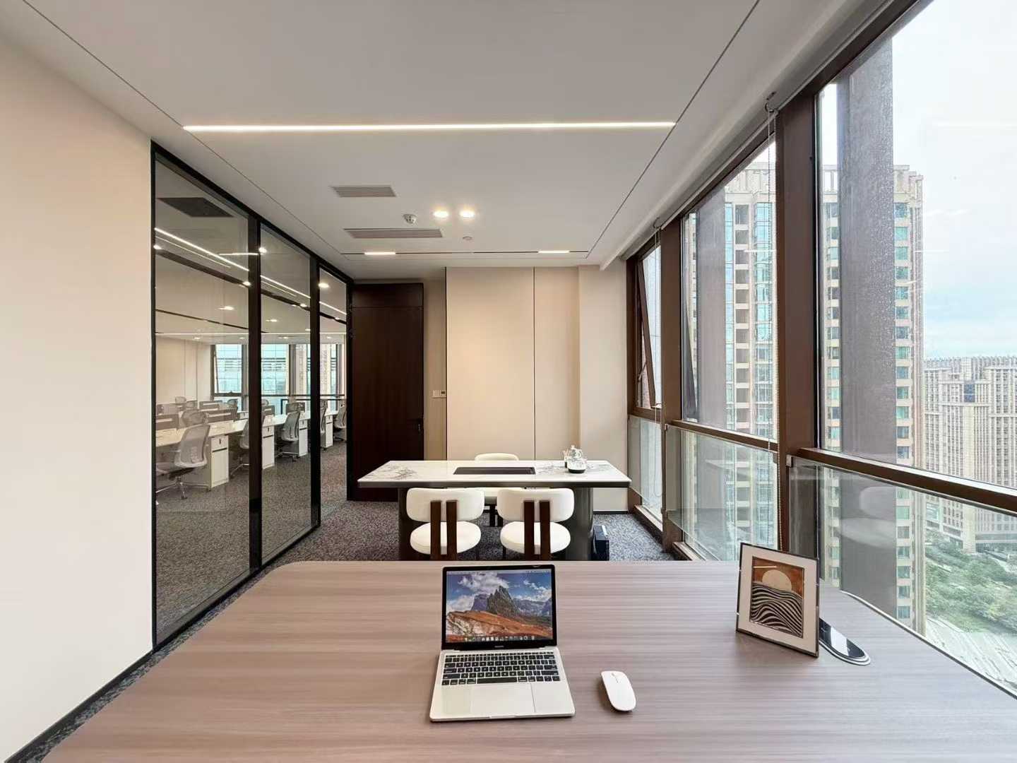 高新区世纪城地铁口292平方 4隔间34工位 双面采光 带共享会议室茶室 精装带家具 天祥广场办公室出租