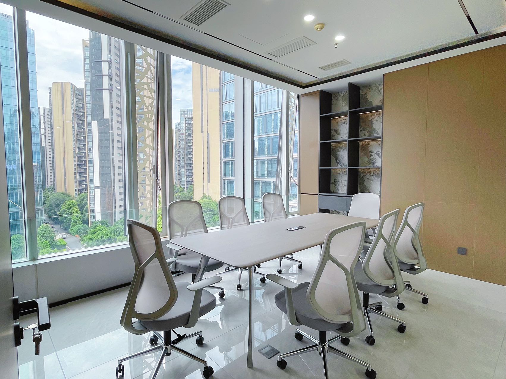 金融城三面采光优质户型 按套出租 5隔间16工位 视野非常安逸 轻奢新装 通透大气不失格调 中航国际广场办公室出租