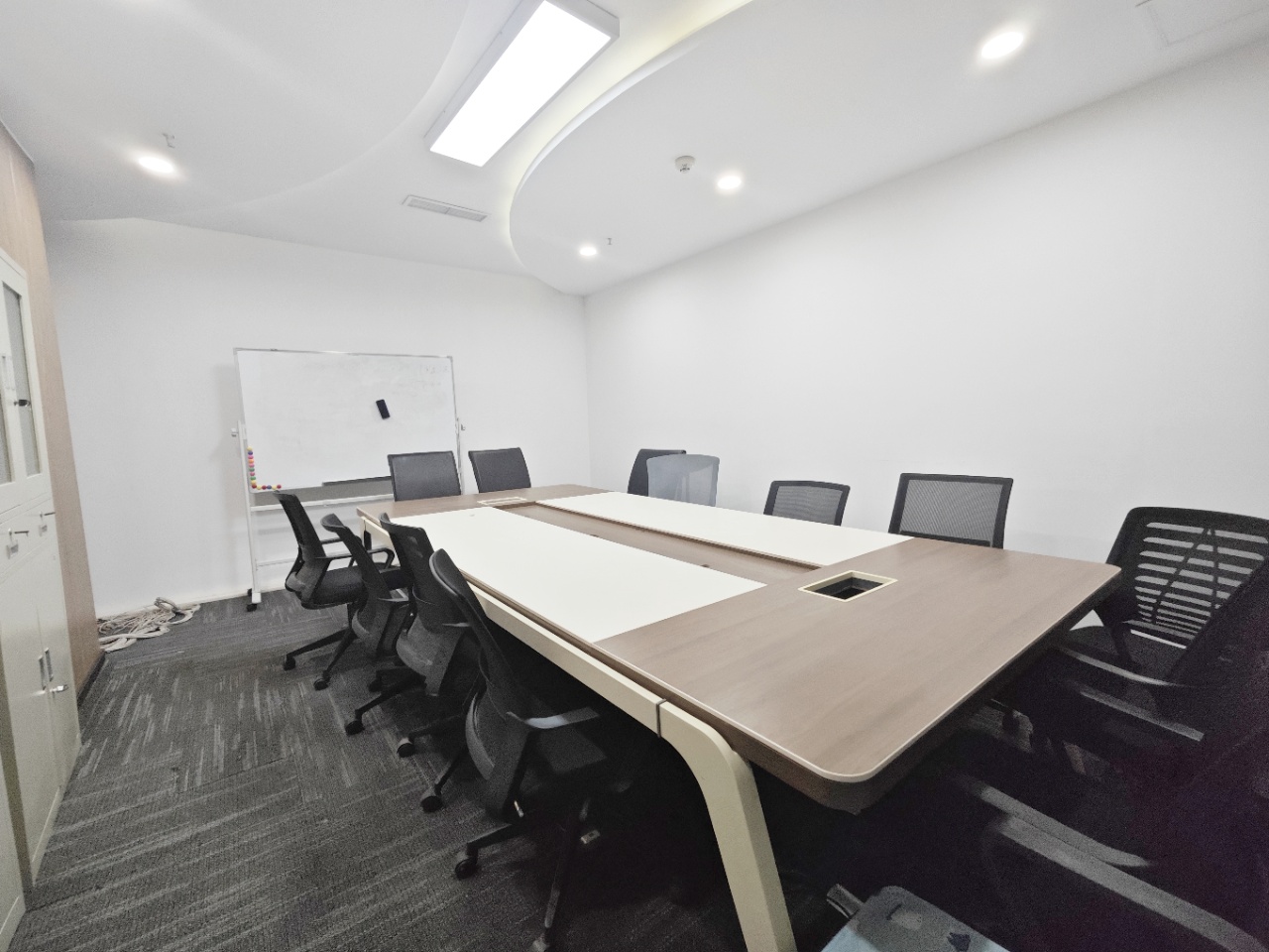 5号线骑龙地铁几百米 按套含物业费 4隔间24工位 24小时空调 价格可谈 美行中心办公室出租