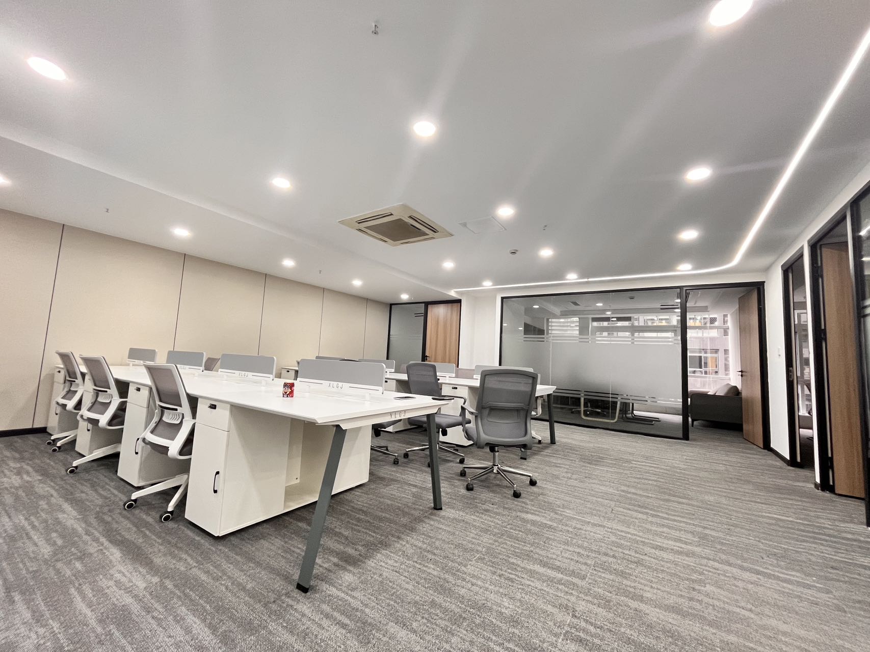 金融城5号线市一医院地铁五六百米 180平 4隔间16工位 双面采光 24小时空调 园区办公 天府新谷办公室出租