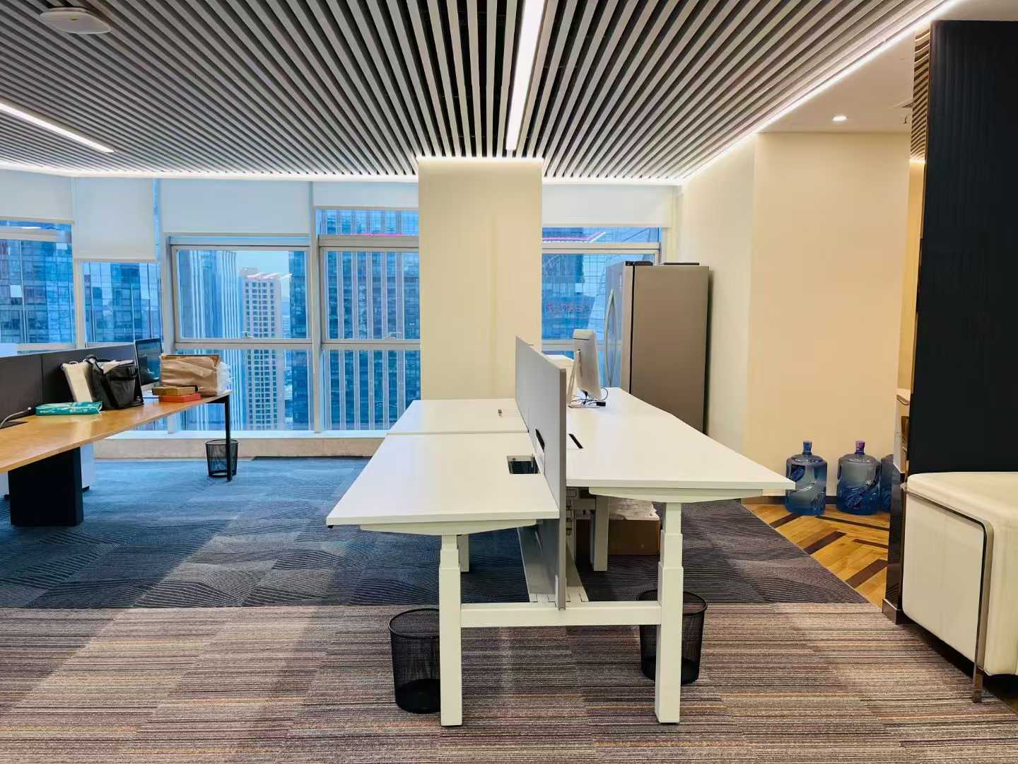 超甲-节能大厦稀缺157平户型 2隔间10工位+茶水间 双面采光 高区视野  24小时空调 节能大厦办公室出租