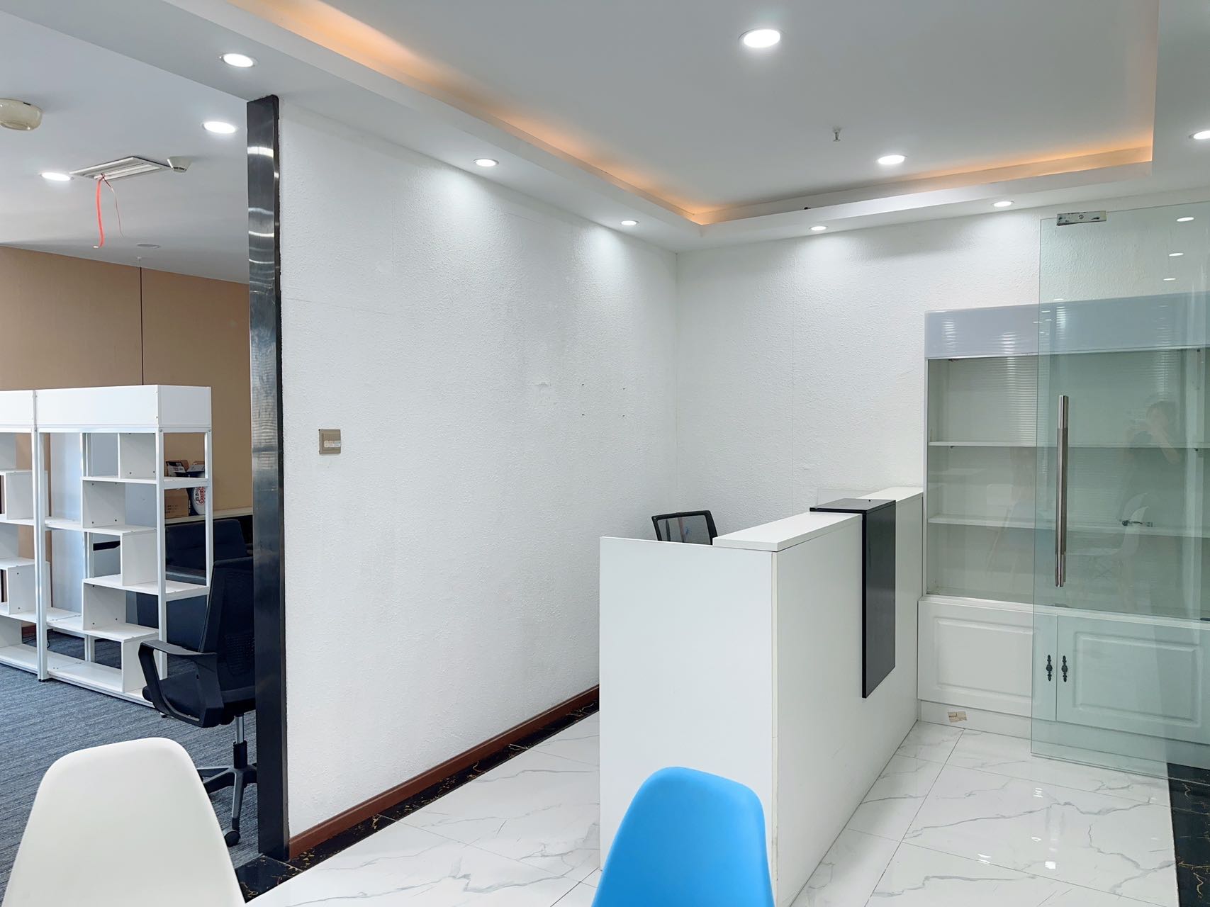 天府一街精装小户型 按套出租 2隔间12工位 7000含物业费 24小时空调 报价含物业费 大气前台 智地哥谭办公室出租