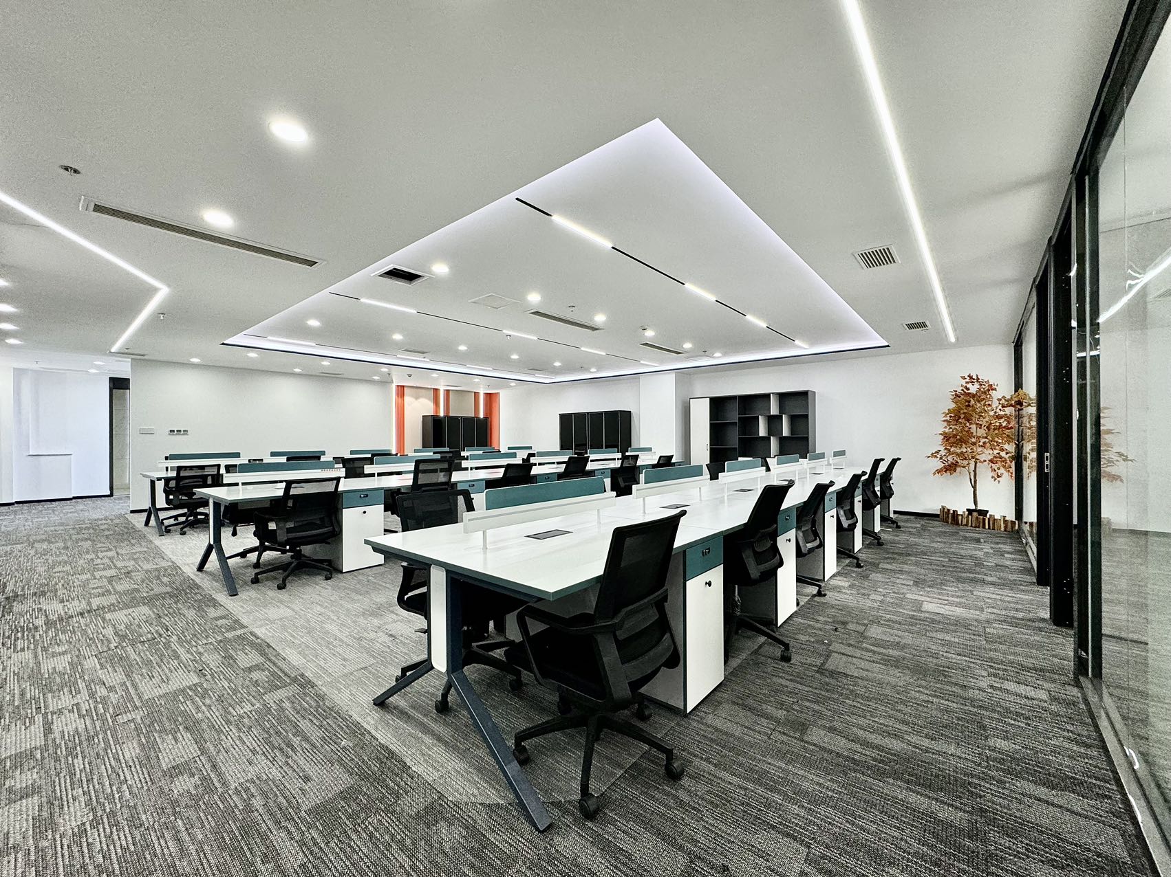 武侯区桐梓林地铁口 409平大面积 7隔间40工位带前台和接待区 户型方正 大老板间 新希望大厦办公室出租