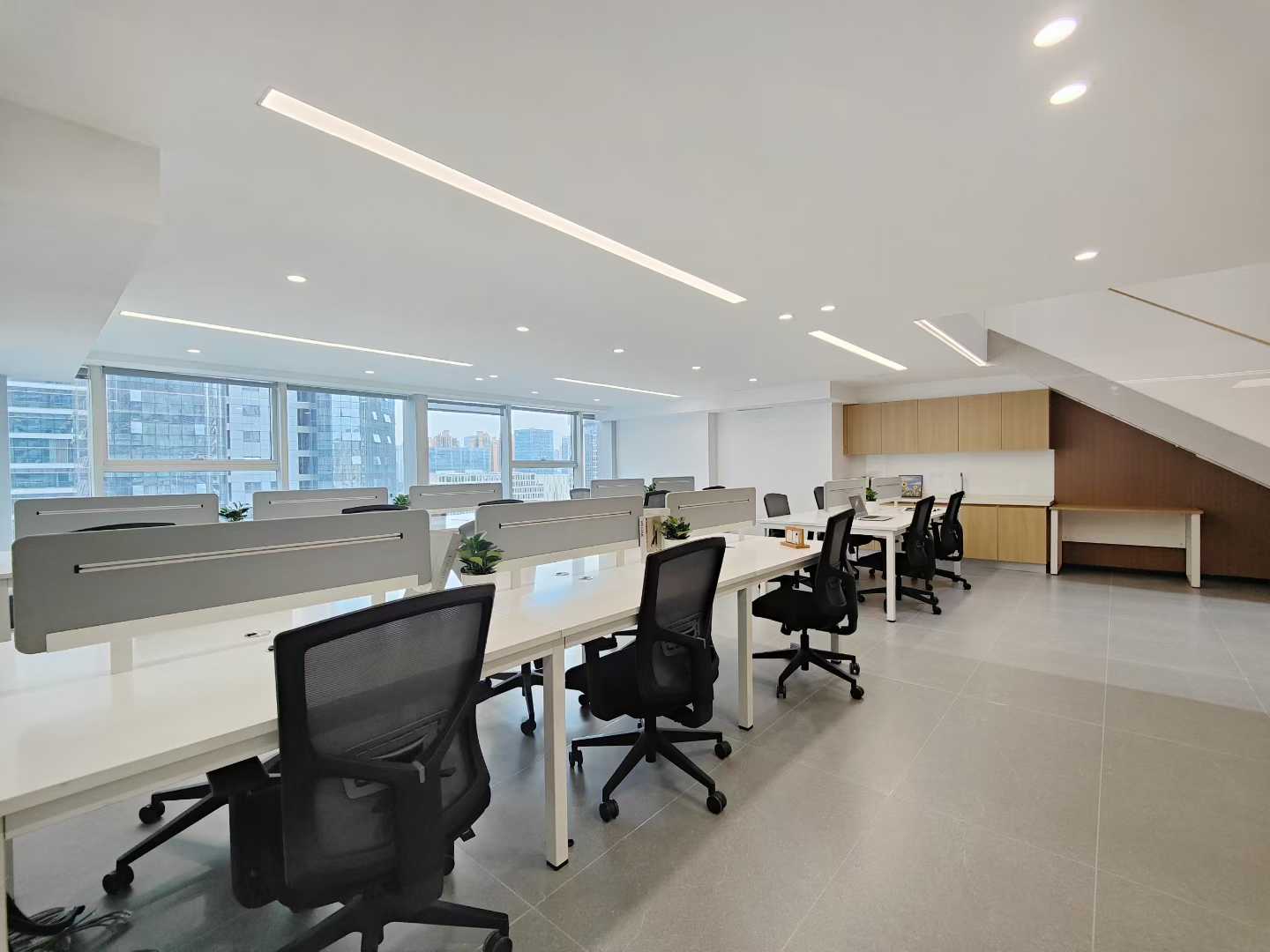 天府三街纯写跃层户型 品质楼盘 物业便宜 5隔间20工位 报价含物业 24小时空调 租一层的两层 福年广场办公室出租