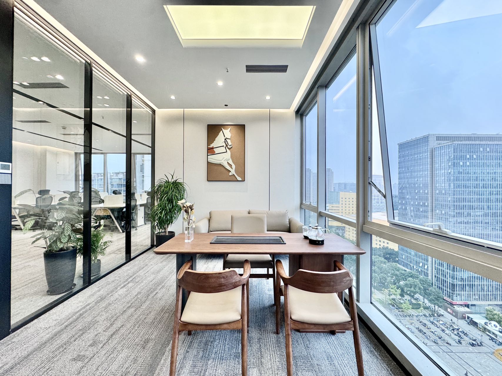 高新区双地铁 紧邻金融城 4隔间28工位 形象墙带电子屏 双面采光 带家具 视野巴适 无加时费 晶科一号办公室出租