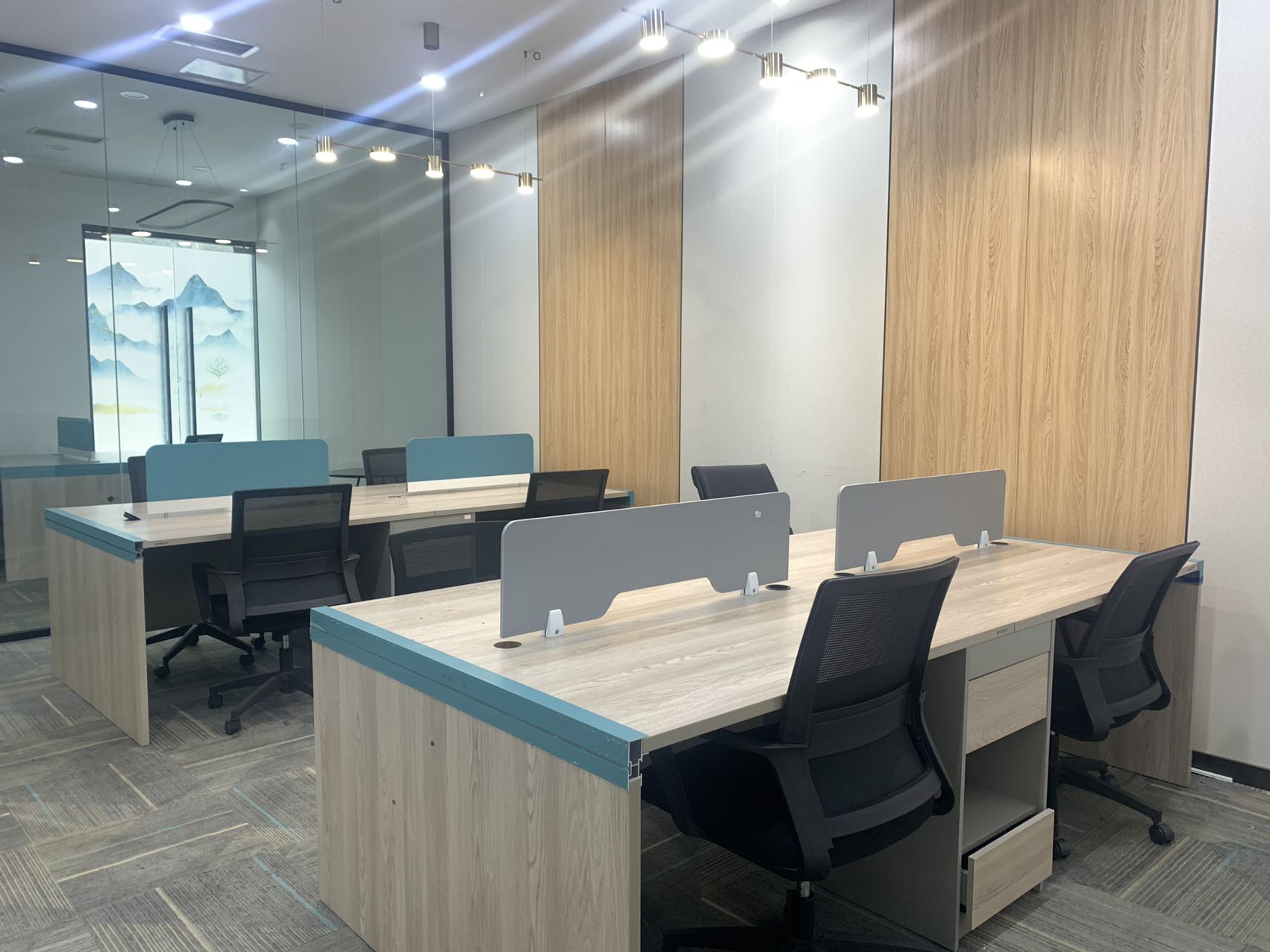 高新区新世纪环球中心 小面积办公室出租 含物业 工位可调整