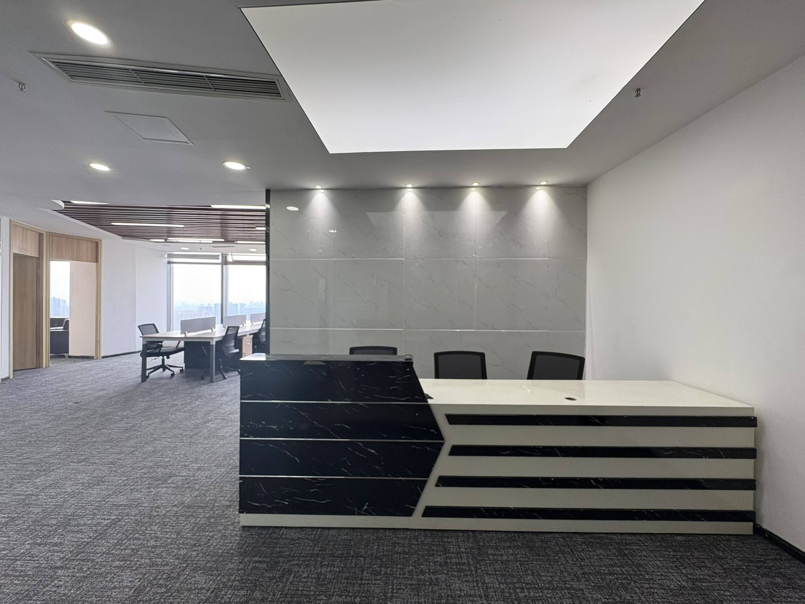 成华区杉板桥地铁几百米 188平 3隔间24工位 正对电梯口 采光面大 多弗国际办公室出租