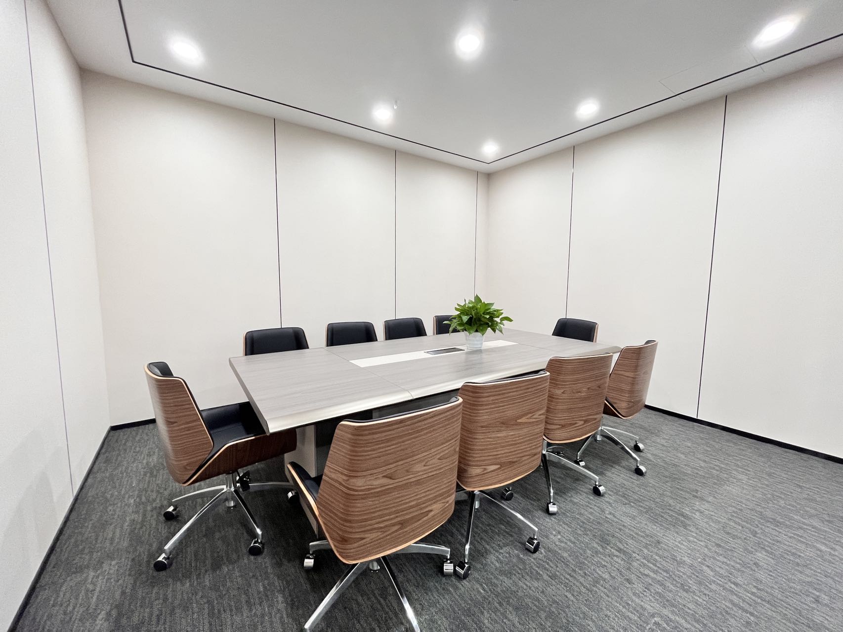 高新区世纪城地铁口 246平方 4隔间25工位 精装带家具 电梯口 周边配套服务完善 东方希望天祥办公室出租