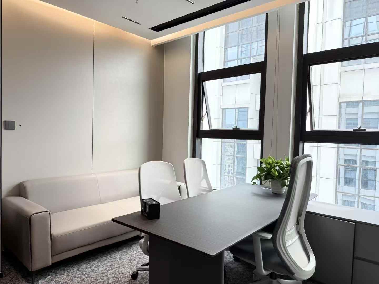 孵化园/金融城稀缺创业办事处小面积 按套出租 2隔间6工位 24小时空调 户型方正 中航国际交流中心办公室出租