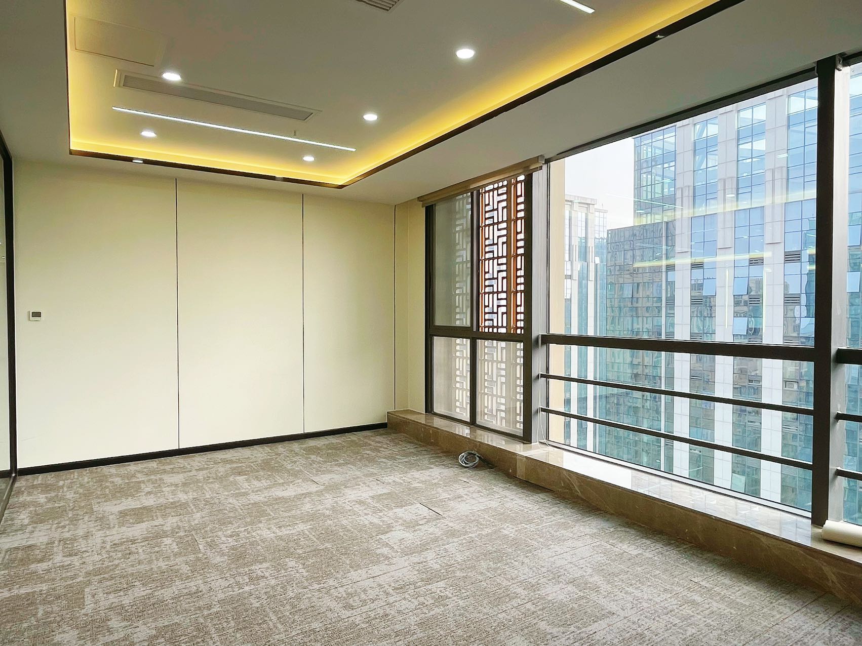 世纪城蜀都二级精装好房 6隔间1会议室40工位 带阳台 电梯口 通上下水 蜀都中心办公室出租