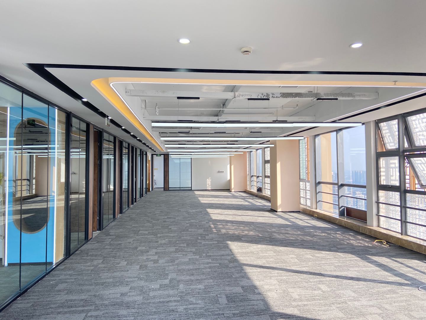 高新区世纪城精装办公室电梯口蜀都中心一期2栋3601户型方正7隔间67工位
