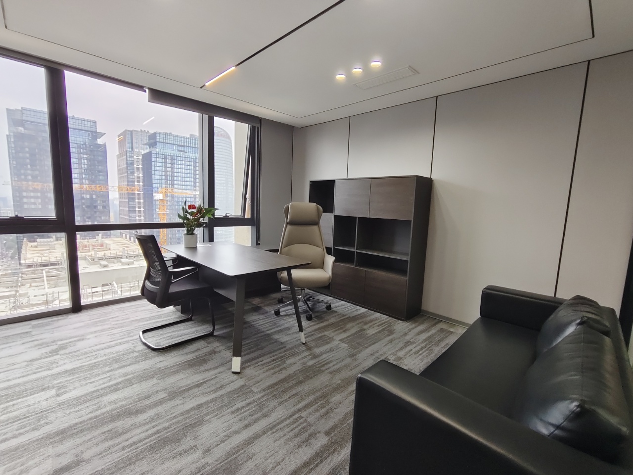 孵化园-三地铁交汇 甲级写字楼 315平方 5隔间30工位 新装修 配套齐全 强力推荐 新中泰国际办公室出租