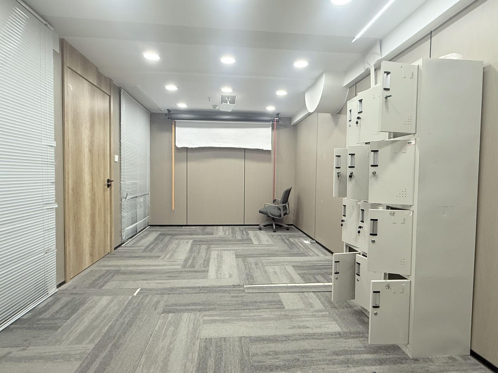 1号线高新地铁口 218平 3隔间18工位 无加时费 含家具可调换 特价出租 理想中心办公室出租