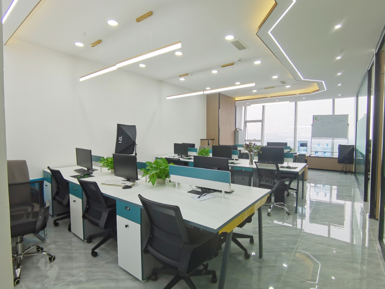 环球中心 亚洲第一单体建筑物 现代精装带家具 4隔间20工位|高新区写字楼|高新区办公室|租小团