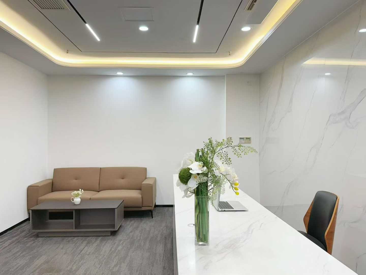 天府三街超甲24小时空调楼宇 朝南双面采光 电梯口 402平 5隔间41工位 精装带家具 节能大厦办公室出租