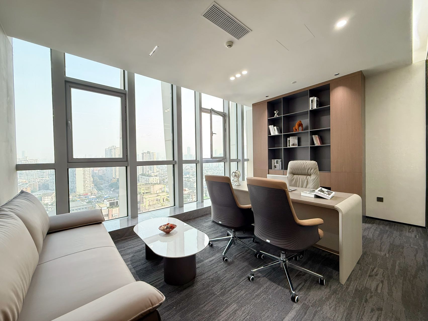 市中心3/4号线交汇-市二医院地铁口 服务面积307平 3隔间30工位 高区视野 楼盘高端 中朗157数智大厦办公室出租|锦江区写字楼|锦江区办公室|租小团