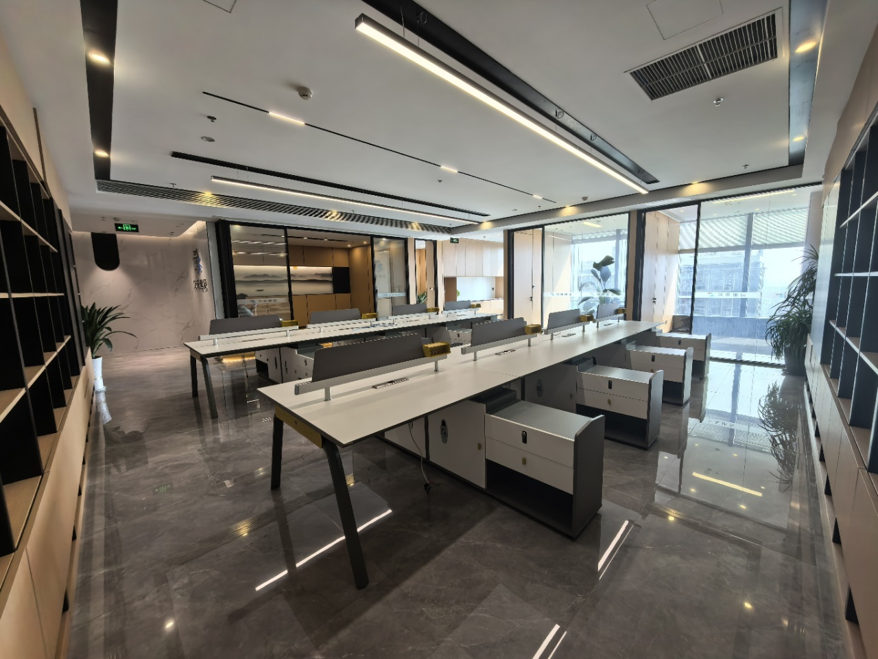 攀成钢-东大路地铁口 超甲楼盘 200平方 3隔间+会议室+20工位 高区视野 电梯口旁 环球都汇广场办公室出租