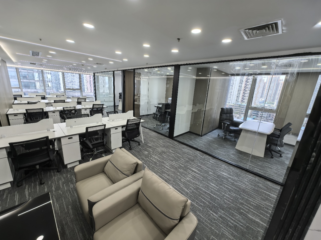 紧邻春熙路核心商圈 按套出租 4隔间36工位 双面采光 电梯口 含物业费 喜年广场办公室出租
