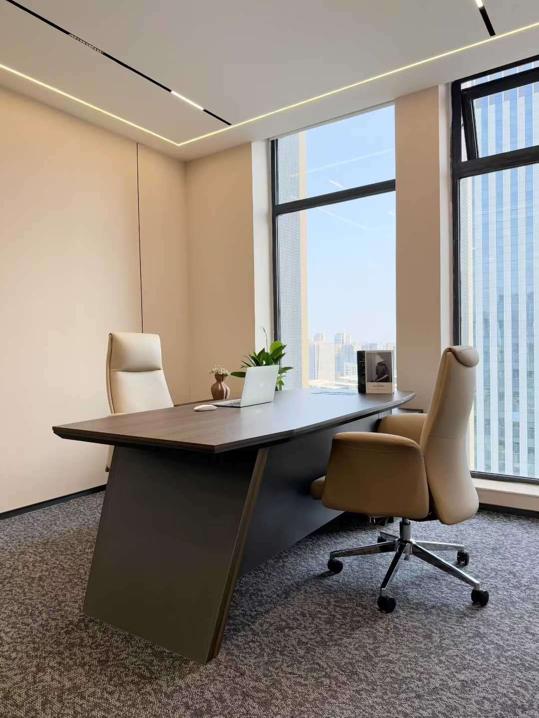 天府三街地铁口高品质装修房源 286平方 4隔间20工位 正对电梯口 24小时空调 新希望国际办公室出租