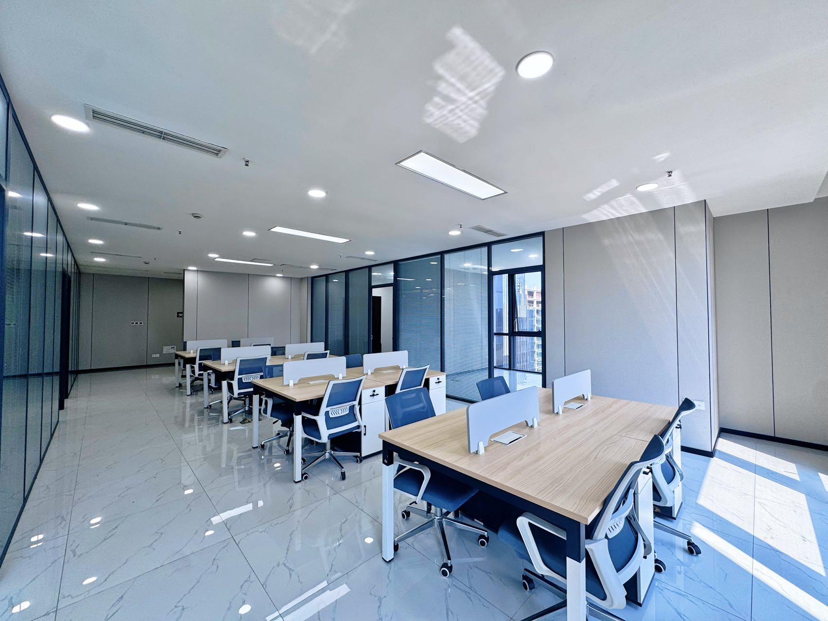 孵化园双面彩采光看双子塔 视野非常巴适 255平 4隔间16工位 精装带家具 楚峰国际办公室出租