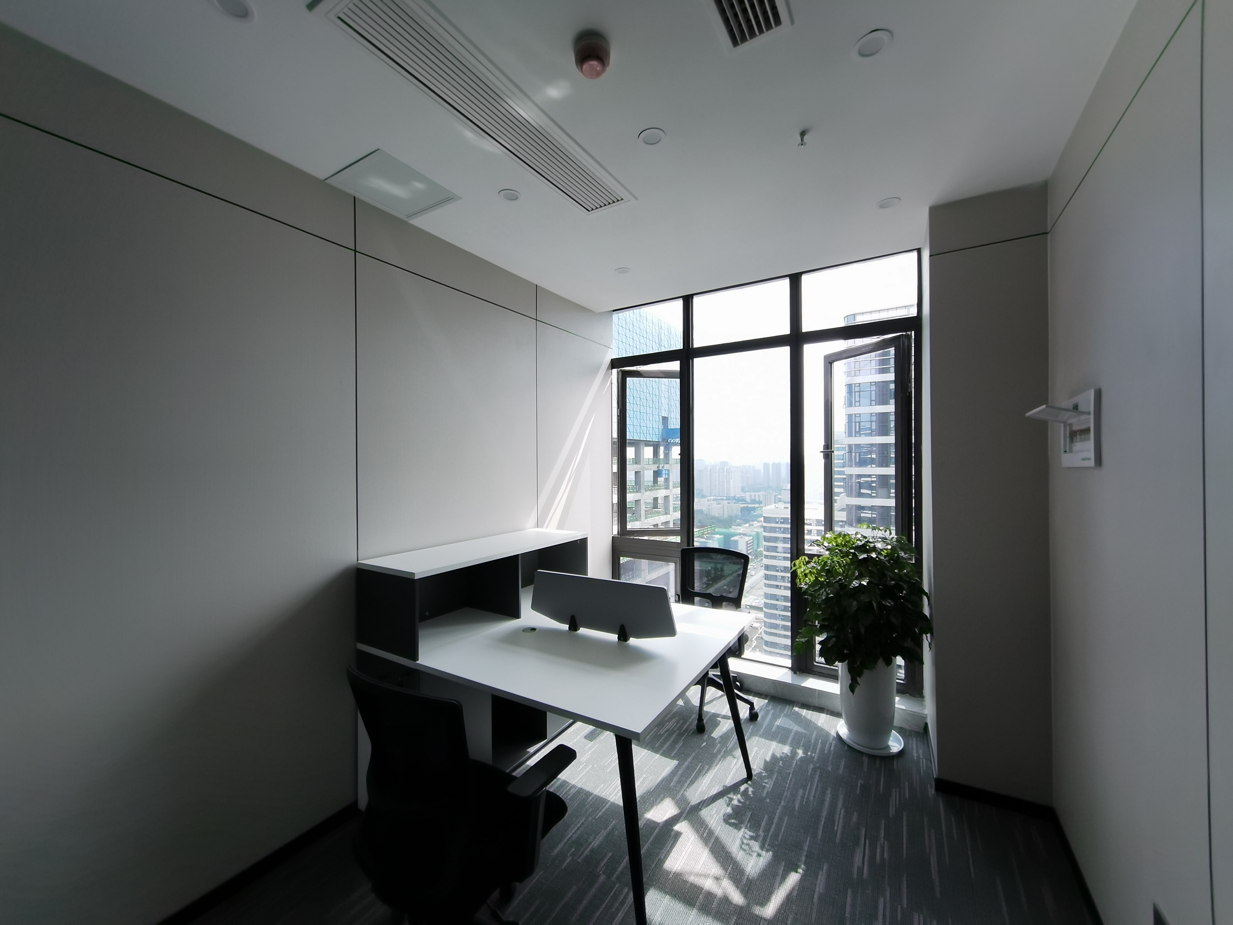 成华区近理工大学 156平方 3隔间12工位 双面采光 24小时空调 近地铁 龙光世纪中心办公室出租